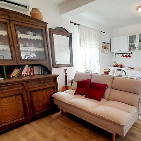 Dida Roko, Rustikalni Apartman S Terasom Kaštela Eksteriør bilde